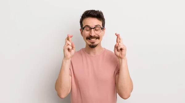 Jovem Hispânico Sorrindo Ansiosamente Cruzando Dois Dedos Sentindo Preocupado Desejando — Fotografia de Stock