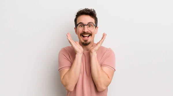 Joven Hispano Mirando Feliz Emocionado Sorprendido Con Una Sorpresa Inesperada —  Fotos de Stock