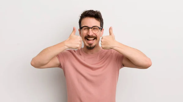 Jovem Hispânico Sorrindo Amplamente Olhando Feliz Positivo Confiante Bem Sucedido — Fotografia de Stock