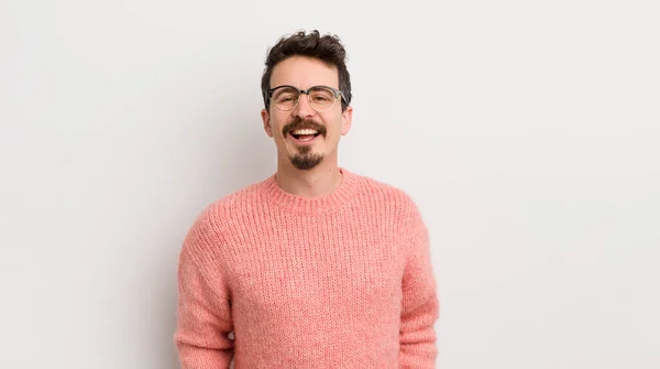 Joven Hispano Sonriendo Alegre Casualmente Con Una Expresión Positiva Feliz —  Fotos de Stock