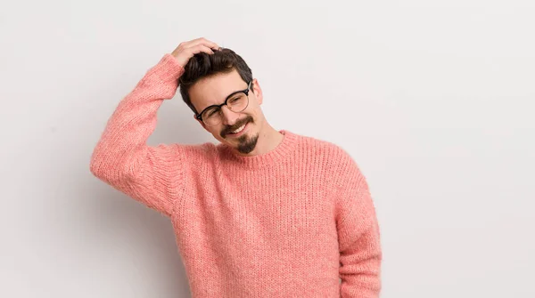 Joven Hispano Sonriendo Alegre Casualmente Tomando Mano Cabeza Con Una —  Fotos de Stock