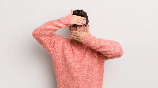 Hispanischer Junger Mann Der Sein Gesicht Mit Beiden Händen Bedeckt — Stockfoto