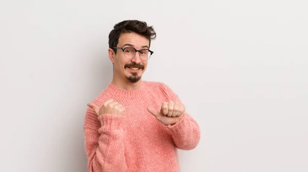 Joven Hispano Sonriendo Alegre Casualmente Apuntando Copiar Espacio Costado Sintiéndose — Foto de Stock