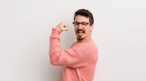 Jovem Hispânico Sentindo Feliz Satisfeito Poderoso Forma Flexão Bíceps Muscular — Fotografia de Stock