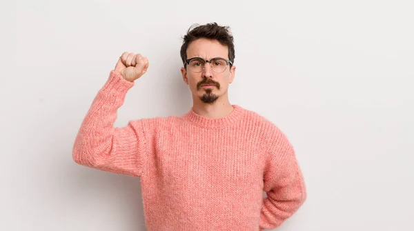 Joven Hispano Sintiéndose Serio Fuerte Rebelde Levantando Puño Protestando Luchando — Foto de Stock