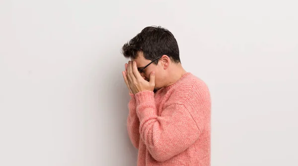 Hispanische Junge Mann Bedeckt Augen Mit Händen Mit Einem Traurigen — Stockfoto