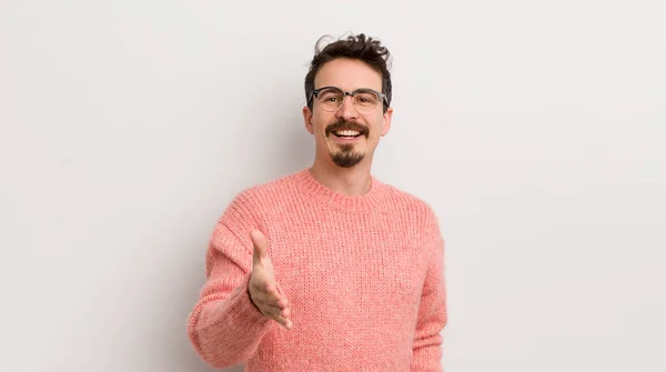 Jovem Hispânico Sorrindo Olhando Feliz Confiante Amigável Oferecendo Aperto Mão — Fotografia de Stock