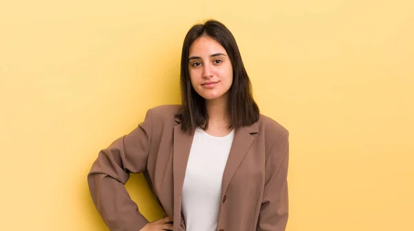 Jovem Hispânico Mulher Sorrindo Feliz Com Uma Mão Quadril Confiante — Fotografia de Stock