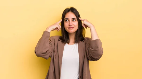 Ung Latinamerikansk Kvinna Känner Sig Förvirrad Eller Tvivlande Koncentrerar Sig — Stockfoto