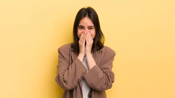 Joven Mujer Hispana Que Feliz Alegre Afortunada Sorprendida Cubriendo Boca —  Fotos de Stock