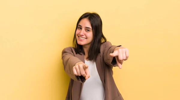Молодая Латиноамериканка Чувствует Себя Счастливой Уверенной Указывая Камеру Обеими Руками — стоковое фото