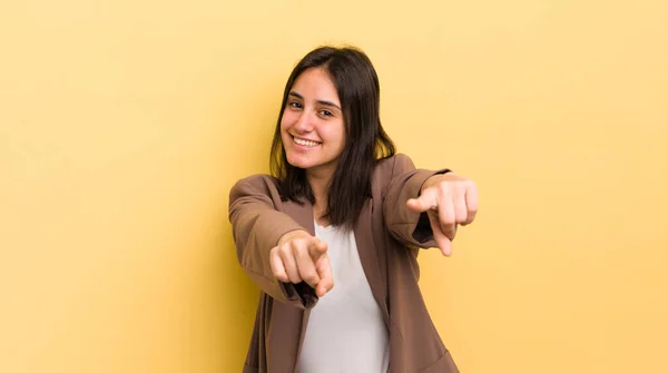 Giovane Donna Ispanica Sentirsi Felice Fiducioso Indicando Fotocamera Con Entrambe — Foto Stock