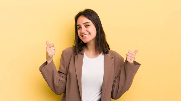 Jonge Spaanse Vrouw Glimlacht Vrolijk Ziet Gelukkig Zorgeloos Positief Met — Stockfoto