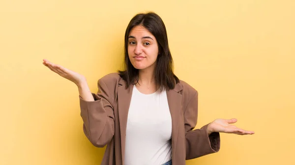 Jonge Spaanse Vrouw Zoek Verbaasd Verward Gestrest Zich Afvragend Tussen — Stockfoto