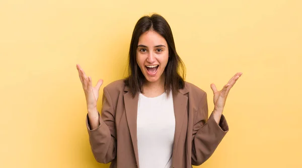 Jonge Spaanse Vrouw Die Zich Gelukkig Opgewonden Verrast Geschokt Glimlachend — Stockfoto
