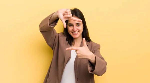 Genç Spanyol Kadın Mutlu Arkadaş Canlısı Pozitif Hissediyor Gülümsüyor Elleriyle — Stok fotoğraf