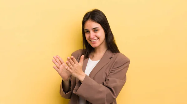 Ung Latinamerikansk Kvinna Känner Sig Glad Och Framgångsrik Ler Och — Stockfoto