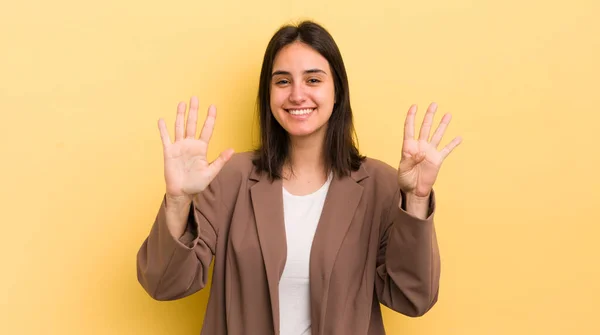 Молодая Латиноамериканка Улыбается Выглядит Дружелюбно Показывая Номер Девять Девятый Рукой — стоковое фото