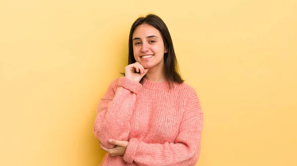 Молода Іспаномовна Жінка Посміхається Насолоджується Життям Відчуває Себе Щасливим Доброзичливим — стокове фото