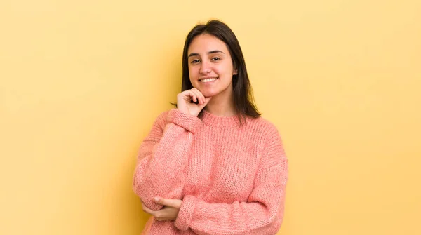 Joven Mujer Hispana Sonriendo Disfrutando Vida Sintiéndose Feliz Amistosa Satisfecha —  Fotos de Stock