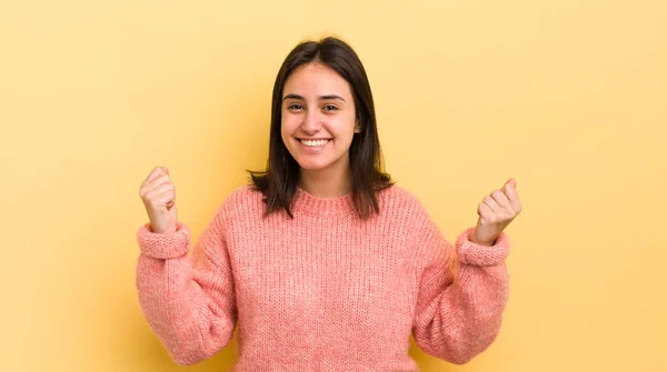 Jonge Spaanse Vrouw Kijken Zeer Gelukkig Verrast Vieren Succes Schreeuwen — Stockfoto