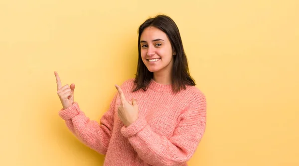 Молодая Испаноязычная Женщина Счастливо Улыбается Указывает Сторону Вверх Обеими Руками — стоковое фото