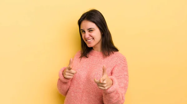 Ung Latinamerikansk Kvinna Känner Sig Glad Cool Nöjd Avslappnad Och — Stockfoto