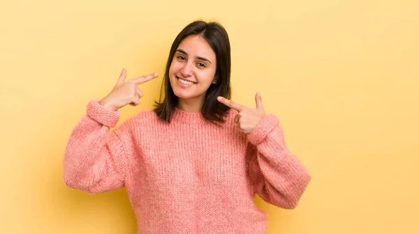 Junge Hispanische Frau Lächelt Selbstbewusst Und Zeigt Auf Ihr Eigenes — Stockfoto