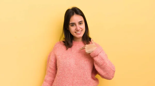 Genç Spanyol Kadın Mutlu Gururlu Şaşırmış Görünüyor Neşeli Bir Şekilde — Stok fotoğraf