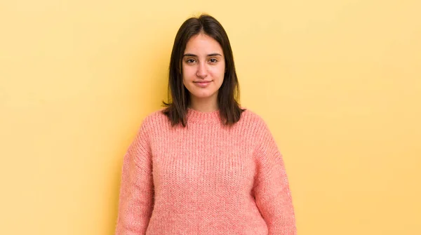 Joven Mujer Hispana Sonriendo Positiva Confiadamente Buscando Satisfecha Amistosa Feliz — Foto de Stock