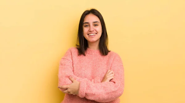 Jonge Spaanse Vrouw Zoek Als Een Gelukkige Trotse Tevreden Prestator — Stockfoto