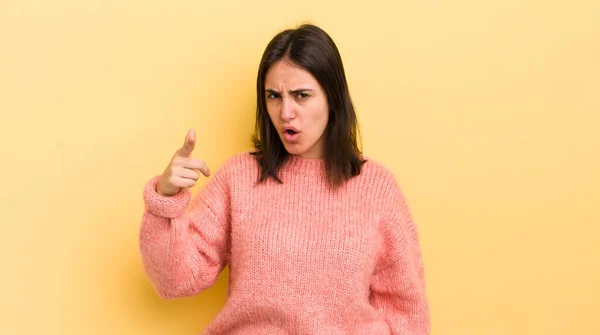 Junge Hispanische Frau Zeigt Mit Wütendem Aggressivem Gesichtsausdruck Die Kamera — Stockfoto