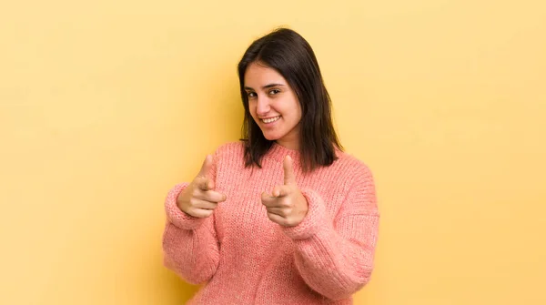 Jeune Femme Hispanique Souriant Avec Une Attitude Positive Réussie Heureuse — Photo