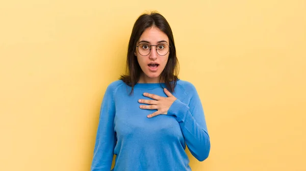 Jeune Femme Hispanique Sentant Choquée Surprise Souriante Prenant Main Cœur — Photo