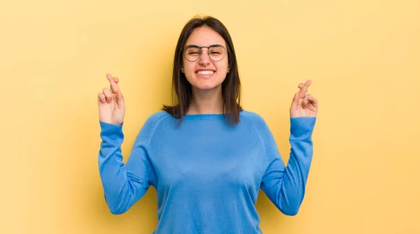 Ung Latinamerikansk Kvinna Ler Och Ängsligt Korsar Båda Fingrarna Känner — Stockfoto