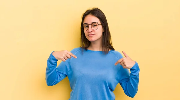 Jonge Spaanse Vrouw Zoek Trots Positief Casual Wijzen Naar Borst — Stockfoto