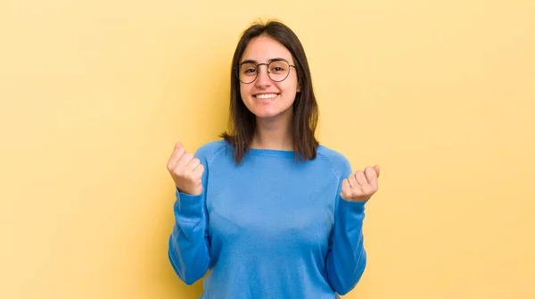 Joven Mujer Hispana Gritando Triunfalmente Riendo Sintiéndose Feliz Emocionada Mientras —  Fotos de Stock