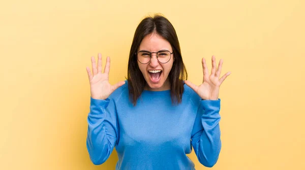 Jonge Spaanse Vrouw Schreeuwend Paniek Woede Geschokt Doodsbang Woedend Met — Stockfoto