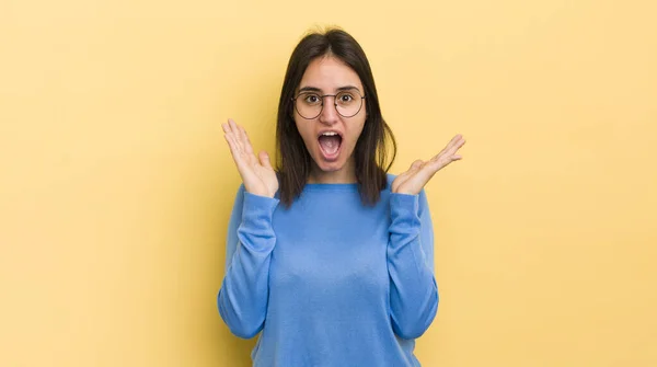 Ung Latinamerikansk Kvinna Känner Sig Chockad Och Upphetsad Skrattar Förvånad — Stockfoto