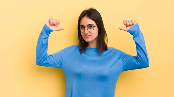 Genç Spanyol Kadın Gururlu Kibirli Kendinden Emin Tatmin Olmuş Başarılı — Stok fotoğraf