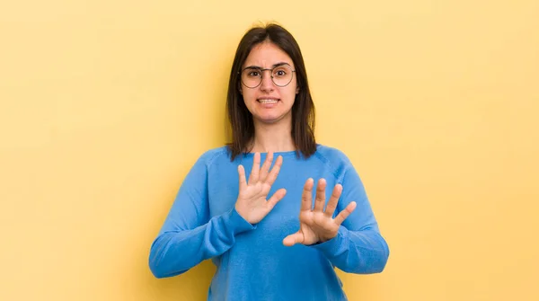 Joven Mujer Hispana Sintiéndose Aterrorizada Retrocediendo Gritando Horror Pánico Reaccionando —  Fotos de Stock