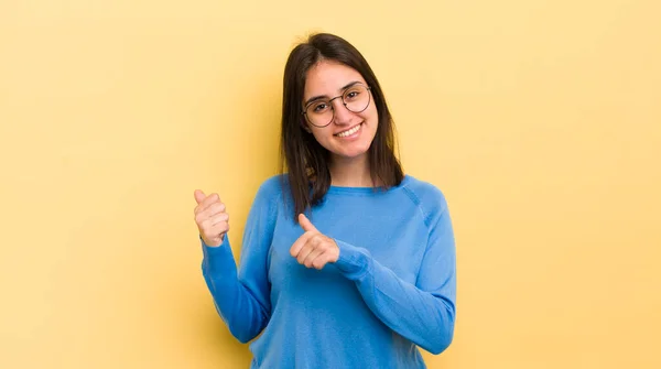 Jovem Hispânica Sorrindo Alegre Casualmente Apontando Para Copiar Espaço Lado — Fotografia de Stock