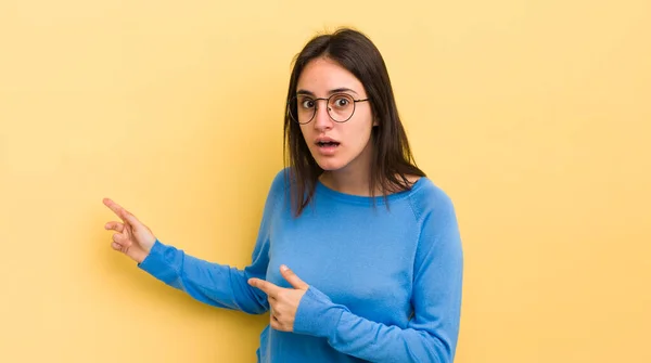 Genç Spanyol Kadın Şaşkın Şaşırmış Hissediyor Kenardaki Fotokopi Alanını Işaret — Stok fotoğraf