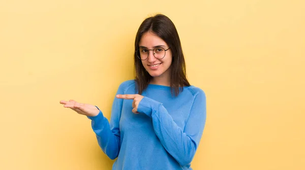 Genç Spanyol Kadın Neşeyle Gülümsüyor Yan Taraftaki Fotokopi Alanını Işaret — Stok fotoğraf