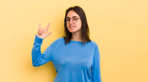 Jonge Spaanse Vrouw Die Zich Gelukkig Leuk Zelfverzekerd Positief Opstandig — Stockfoto