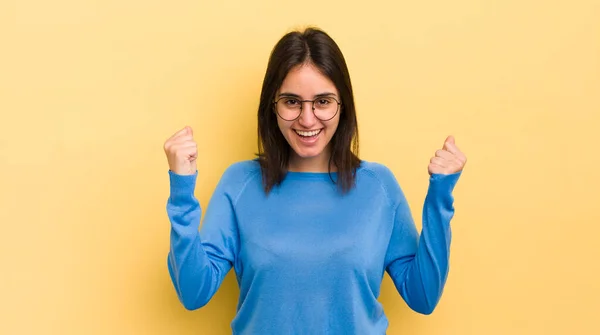 Jovem Hispânica Sentindo Feliz Positiva Bem Sucedida Celebrando Vitória Conquistas — Fotografia de Stock