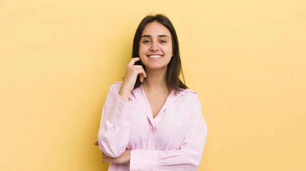 Jonge Spaanse Vrouw Die Gelukkig Uitziet Glimlacht Met Hand Kin — Stockfoto