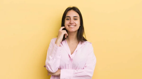 Joven Mujer Hispana Mirando Feliz Sonriendo Con Mano Barbilla Preguntándose —  Fotos de Stock