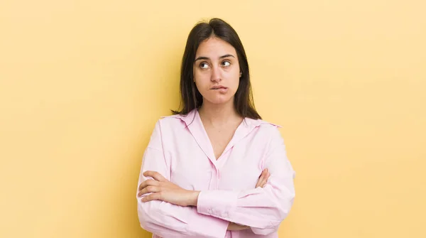 Giovane Donna Ispanica Dubitare Pensare Mordere Labbro Sentirsi Insicuri Nervosi — Foto Stock