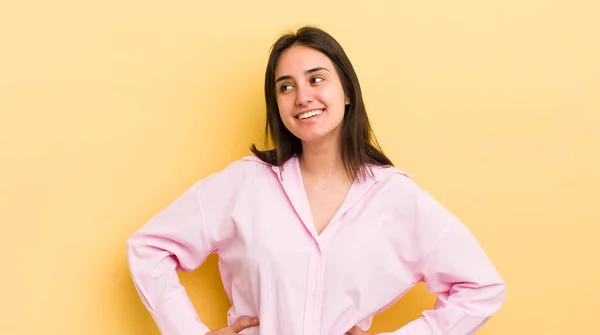 Junge Hispanische Frau Sieht Glücklich Fröhlich Und Selbstbewusst Aus Lächelt — Stockfoto